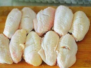 2、鸡翅菌菇煲,鲜到极致,先把鸡翅切两道口子,煎的时候容易熟,煮也容易入味。