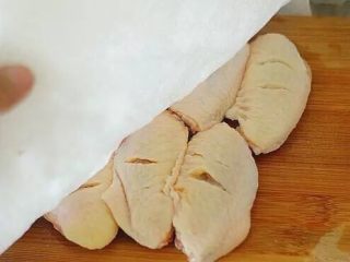 3、鸡翅菌菇煲,鲜到极致,为了下锅的时候没那么多水点溅出锅,最好用厨房用纸吸一下水。