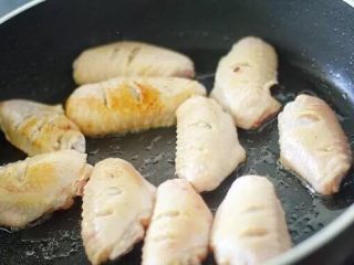 4、鸡翅菌菇煲,鲜到极致,锅里油放少点,煎到两面金黄~