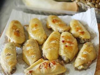 5、鸡翅菌菇煲,鲜到极致,为了让汤里少些油,健康一些,把煎好的鸡翅用吸油纸吸一下油。