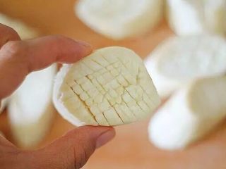 6、鸡翅菌菇煲,鲜到极致,杏鲍菇切成厚点的片,打个十字刀花,这样才能吸收汤汁。