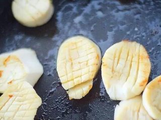 7、鸡翅菌菇煲,鲜到极致,和鸡翅一样下锅煎成两面焦黄