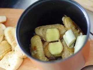 8、鸡翅菌菇煲,鲜到极致,把煎好的鸡翅加葱姜,放电饭锅里(我家的电饭锅比较小)加水没过鸡翅,喜欢喝汤的多加水。