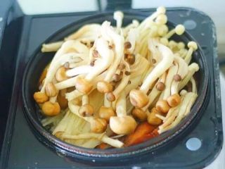 11、鸡翅菌菇煲,鲜到极致,菌菇类熟的都很快,但你要想让汤好喝就多煮会儿。