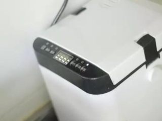 9、鸡翅菌菇煲,鲜到极致,先用电饭锅的煮饭功能煮汤,大概煮20分钟左右鸡肉的香味就出来了。