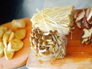 10、鸡翅菌菇煲,鲜到极致,鸡汤煮出香味再丢这些乱七八糟洗干净的蘑菇。