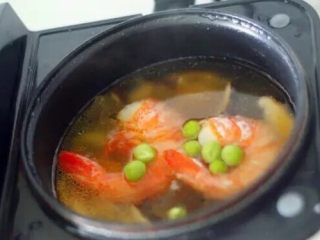 12、鸡翅菌菇煲,鲜到极致,临出锅前五分钟丢两只虾和豌豆进去提鲜。全程不用任何调味料,只要出锅的时候加点盐就好。