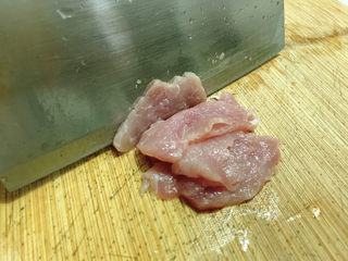 2、茭白木耳炒肉,猪瘦肉切成薄片。