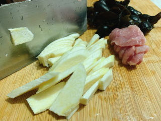 3、茭白木耳炒肉,茭白洗净去皮，斜切成片。