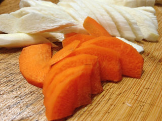 4、茭白木耳炒肉,胡萝卜去皮，斜切成片。