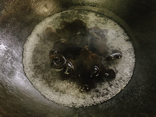 5、茭白木耳炒肉,干木耳提前10分钟泡发，然后入锅热水中汆烫备用。