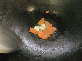 8、茭白木耳炒肉,加入胡萝卜片煸炒。