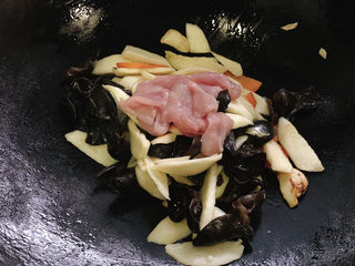 11、茭白木耳炒肉,最后加入瘦肉片。
