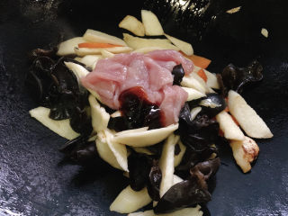 13、茭白木耳炒肉,再点些酱油上色，糖提鲜。