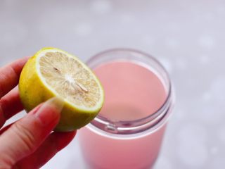 8、水蜜桃车厘子奶昔,最后滴入柠檬汁，这样打出来的奶昔不宜氧化，还能丰富口感。