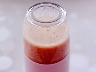 10、水蜜桃车厘子奶昔,打成奶昔即可。