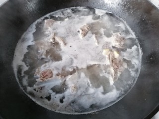 4、寒冬暖食~胡萝卜羊肉砂锅煲,锅中入水先放入羊肉焯水几分钟;