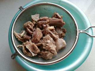 5、寒冬暖食~胡萝卜羊肉砂锅煲,然后捞起过清水冲洗干净备用;