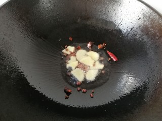 6、寒冬暖食~胡萝卜羊肉砂锅煲,锅中入少许油,放入姜片,八角,桂皮,花椒和干红辣椒煸出香味;