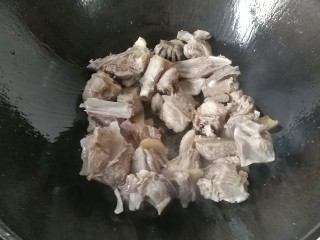 7、寒冬暖食~胡萝卜羊肉砂锅煲,再下入羊肉,调入少许料酒和盐翻炒一会,炒至羊肉变色肉质收紧即可;