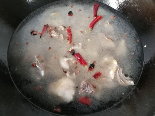 8、寒冬暖食~胡萝卜羊肉砂锅煲,加入适量清水,水刚没过肉面,然后大火烧开;(如果是做羊肉火锅的话,要适量多加些水)