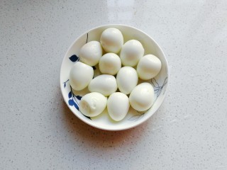10、寒冬暖食~胡萝卜羊肉砂锅煲,接着来备些配料:鹌鹑蛋煮熟去壳备用(可以不加,我家女儿喜欢所以我加了)