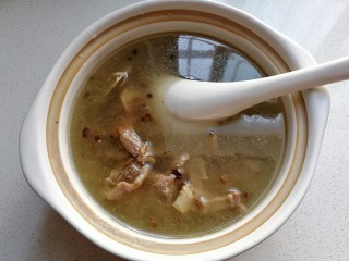 13、寒冬暖食~胡萝卜羊肉砂锅煲,把压好的羊肉从高压锅内倒入砂锅里,调入适量盐,生抽和老抽;