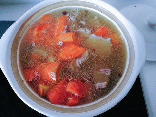 14、寒冬暖食~胡萝卜羊肉砂锅煲,接着加入胡萝卜,小火慢炖10分钟左右;