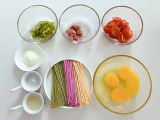 1、宝宝辅食：面条烘蛋,准备好所有食材。