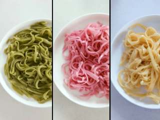 2、宝宝辅食：面条烘蛋,煮好的面条取出放在一边备用。