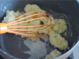 8、#不一样的泡芙#卡仕达焦糖泡芙塔,一次性加入过筛后的低粉，用手动打蛋器快速搅拌混合，用手动打蛋器的话比较不容易出现搅拌不均匀的现象