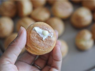 12、#不一样的泡芙#卡仕达焦糖泡芙塔,将奶油酱挤入泡芙皮里，每个里面挤入30-35克