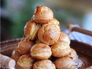 13、#不一样的泡芙#卡仕达焦糖泡芙塔,泡芙粘上焦糖组装好后，将剩下的焦糖用刮刀拔丝，缠绕在泡芙上即可