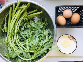 1、茼蒿炒鸡蛋,所有用到的食材都在这里了；