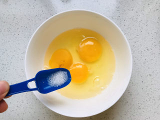4、茼蒿炒鸡蛋,三个鸡蛋打进碗里，加少许白糖；