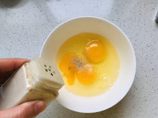 6、茼蒿炒鸡蛋,撒少许白胡椒粉去腥味；