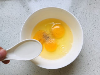 7、茼蒿炒鸡蛋,加三勺清水，让炒出来的鸡蛋更嫩；