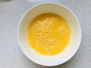 8、茼蒿炒鸡蛋,用筷子充分打散搅匀；