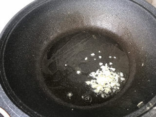 11、茼蒿炒鸡蛋,锅中留底油，炒蒜末；