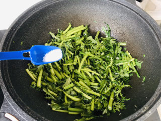 13、茼蒿炒鸡蛋,翻炒几铲后，加入适量的白糖提鲜；
