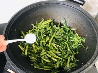 14、茼蒿炒鸡蛋,加盐调味；