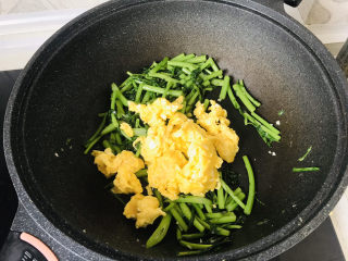 15、茼蒿炒鸡蛋,放入刚才炒好的鸡蛋，炒匀；