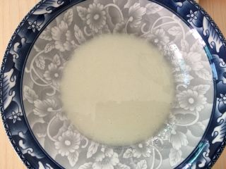 2、蒸蛋糕,玉米油和牛奶混合搅拌乳化。