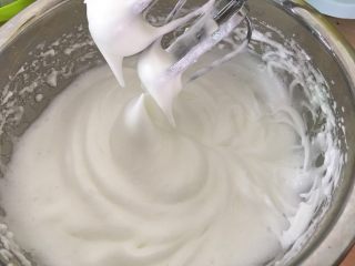 6、蒸蛋糕,蛋清分三次加入白糖打发好。