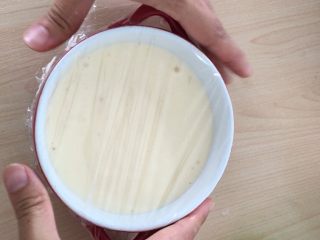 12、蒸蛋糕,盖上保鲜膜。