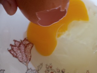 14、十味+蛋黄酱彩蔬蒸肉蛋,鸡蛋在头顶处打个洞，倒出蛋清蛋黄