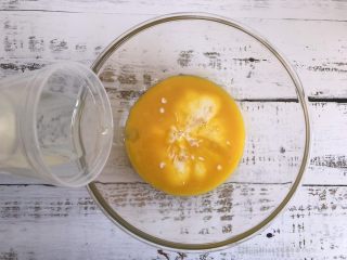 3、蔓越莓蛋糕卷,加入玉米油