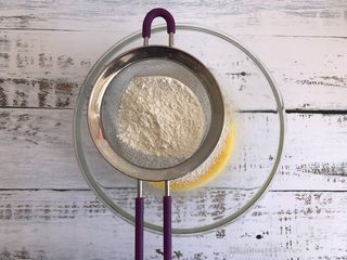 5、蔓越莓蛋糕卷,筛入低筋面粉