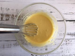 6、蔓越莓蛋糕卷,画z字搅拌均匀，搅拌至无干粉即可