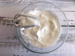 9、蔓越莓蛋糕卷,用电动打蛋器低速打发至有大弯钩即可
